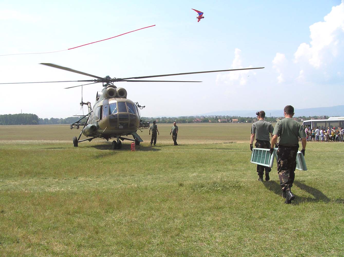 A katonák azokat a rámpákat viszik, amik a helikopter tartozékai, csak éppen az