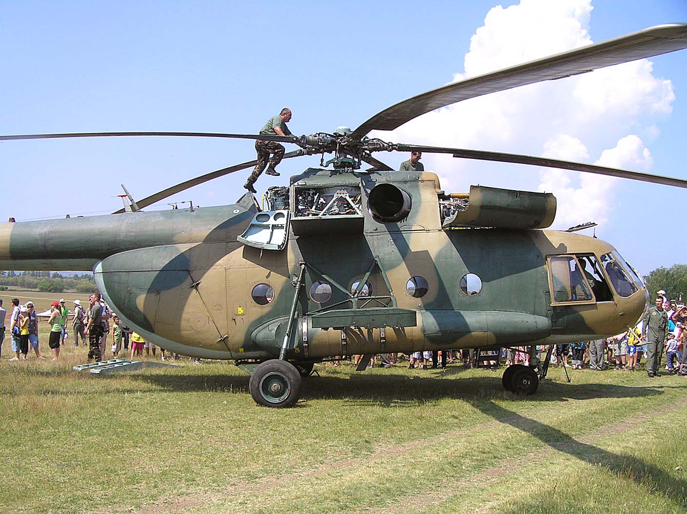 A sárkány-hajtóműves szakemberek pillanatok alatt a helikopter tetején teremtek, és