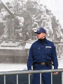 Márait ne a kommunisták ünnepeljék, a szabadságharcot ne a nemzetáruló liberális világpolgárok, és az aradi vértanúkat vagy az ötvenhatos áldozatokat ne a hóhéraik magasztalják!