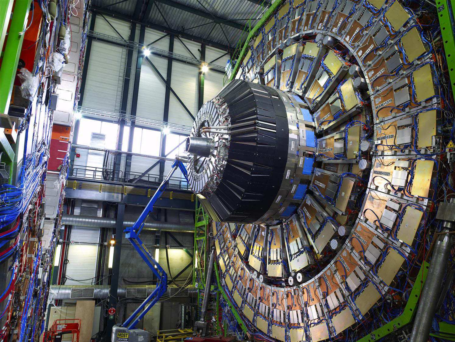 A CMS lezáró sapkája Horváth Dezső: Indul a CERN óriási