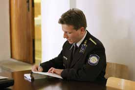 Budaházi Árpád rendőr századossal, az NKE Rendészettudományi Kar Büntetőeljárásjogi Tanszékének adjunktusá val beszélgettünk, akinek nemrég jelent meg a Poligráf Műszeres vallomásellen őrzés a