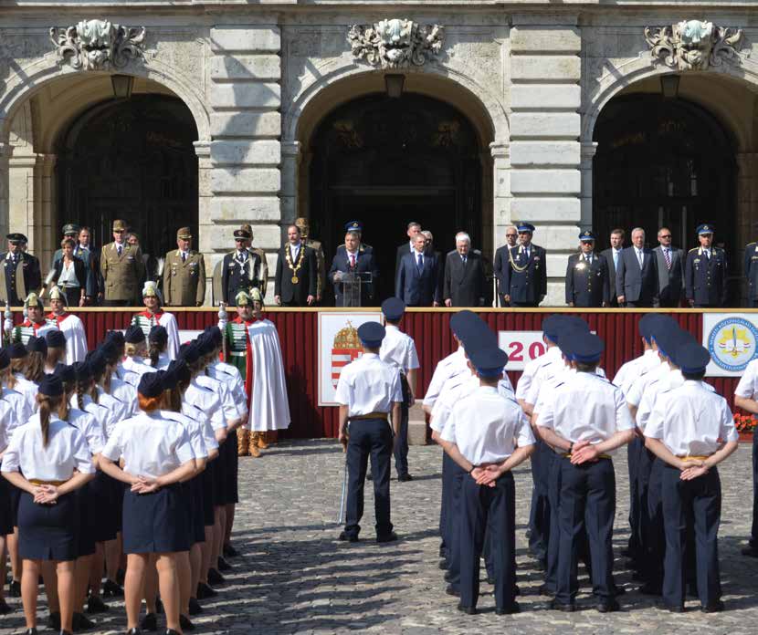 Egyetem Egyetem Rendőrtiszteket avattak a Várban A korábbi évek hagyományainak folytatásaként a Nemzeti Közszolgálati Egyetem Rendészettudományi Kara idén is a Budai Várban tartotta tisztavató