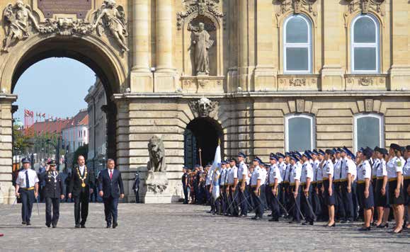 A 166 végzett hallgató a Szent Korona másolata és a történelmi zászlók előtt, Orbán Viktor miniszterelnök, Pintér Sándor belügyminiszter és a tábornoki kar jelenlétében tette le a tiszti esküt.