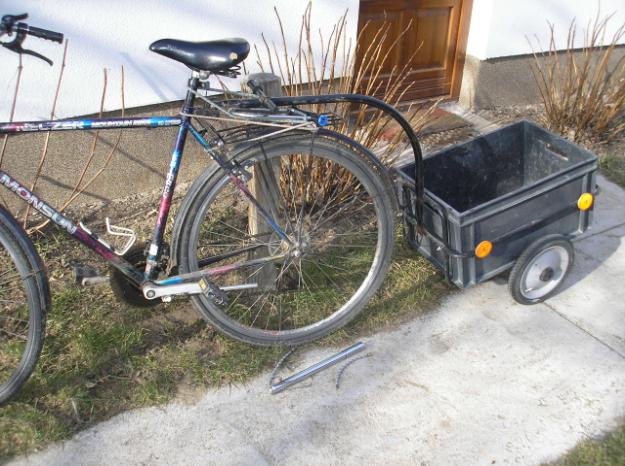 A kerékpárszállítós vasúti kocsik, a nem túl forgalmas utak, és a részben kiépített kerékpárutak megléte miatt a környék jól járható kerékpárral is.