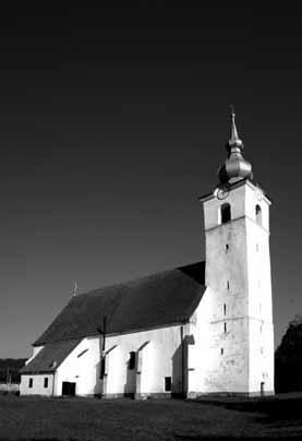 századi eredetû kis épület diadalívén középkori felszentelési keresztek és egy 15. század elejérõl származó Szent Imre-kép került elõ. A kápolnát a 17.