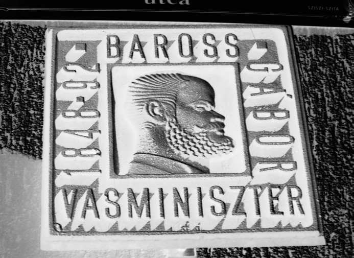 állt Láng György asztalosmester háza, akinél Munkácsy Mihály i- naskodott 1854-1858 között. A magyar festőt nagybátyja, Reök István adta az asztalosmesterhez.