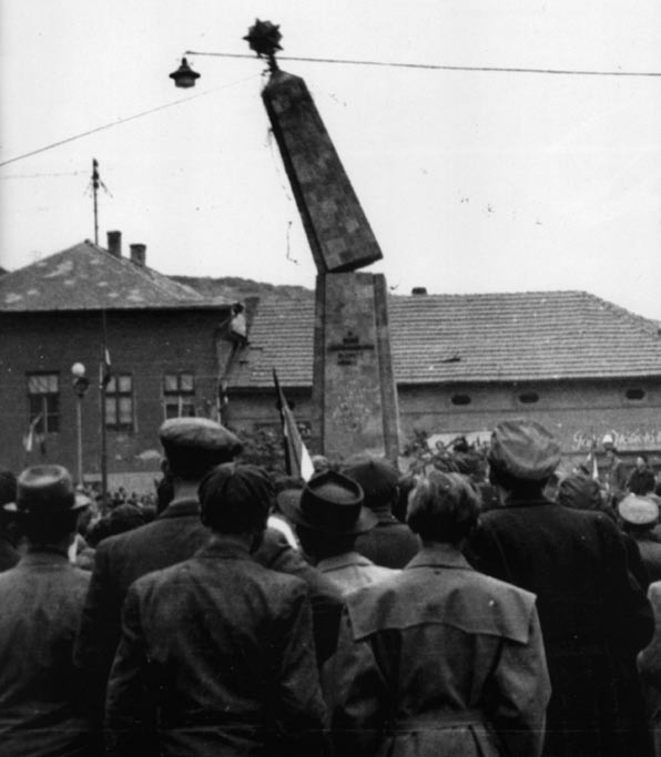 ÖTVEN ÉVE HORDJUK A KERESZTET TÖRTÉNELEM SALGÓTARJÁN, 1956 CÍMŰ KÖNYV KÉPANYAGÁBÓL SULYOK LÁSZLÓ A baj nem 1956. október 23-án kezdődött.