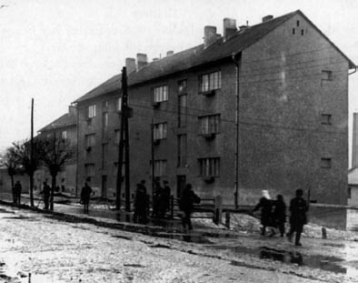 KETTŐS HATALOM A törvénytelenül hatalomra került Kádár-kormánynyal és pártjával, a Magyar Szocialista Munkáspárttal szemben mindenkit megdöbbentő, egyöntetű és általános társadalmi ellenállás