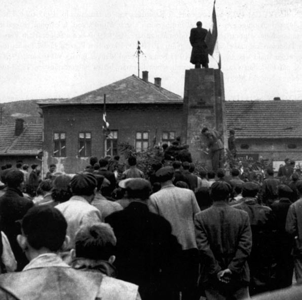 Csákvári Sándor a ledöntött szovjet emlékmű talapzatán elszavalja a Nemzeti Dalt TÖRTÉNELEM viszont igaz, hogy mindenképpen végleg pontot akartak tenni a politikai huzavonára.