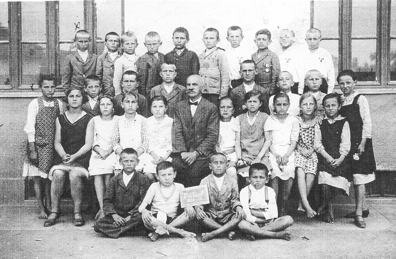 100 39. számú kép: VI. osztályosok a katolikus leányiskolából, 1947-ben.