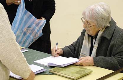 Az emberipar szolgái között, akik mindig alkotnak, sohasem rombolnak, mindig hozzáadnak, sohasem elvesznek, mindig áldozatok, sohasem paraziták. Mindig a bennünk lakozó jót szólítják meg.
