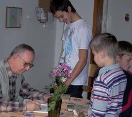 Sok diák hozott magával könyvet, amit otthon a házi könyvtárban megtalált, hogy dedikáltassa a szerzõvel. Amikor készültünk a találkozóra, sok kérdés hangzott el írói munkásságával kapcsolatban.