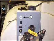 Állítsa a kapcsolót középre, ha nincs szükség habra. A rendszernyomást a nyomásmérő mutatja a szabályzón, amely a habtartály (B) mellett van felszerelve.