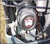 Motor szívócső SZERVIZ: SZŰRŐK Elhelyezkedés-A motor szívócső-szűrő a motortér elején található ajtó kinyitásával érhető el (A).