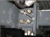 Hidraulikus nyomtáv beállítási egysége Leállított motor mellett vizuálisan ellenőrizze a nyomtáv tartócsavarjait mind a két alsó és oldalsó beállító támasztólemezen 50 óránként.