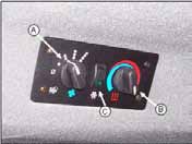 Permetező-rendszer jelzőfény A permetező-rendszer jelzőfény (C) akkor világít, amikor a főpermetezés vezérlőt a hidrosztatikus állító-karon bekapcsolják.
