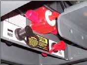 Akkumulátor lecsatlakoztatása Azt STS felszerelésébe tartozik egy akkumulátor lecsatlakoztató biztonsági eszköz. Az eszköz a hátsó keret keresztcsövén található.