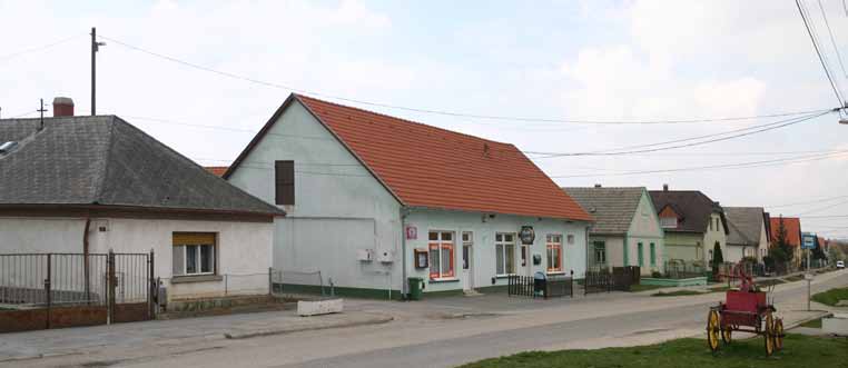 A déli oldalon a szomszéd épület mellett általában nyárikonyha
