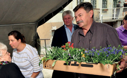 oldalon) Idén második alkalommal osztott virágot az önkormányzat a kerületben. Több mint 26 ezer növény cserélt gazdát. (továbbiak a 7.