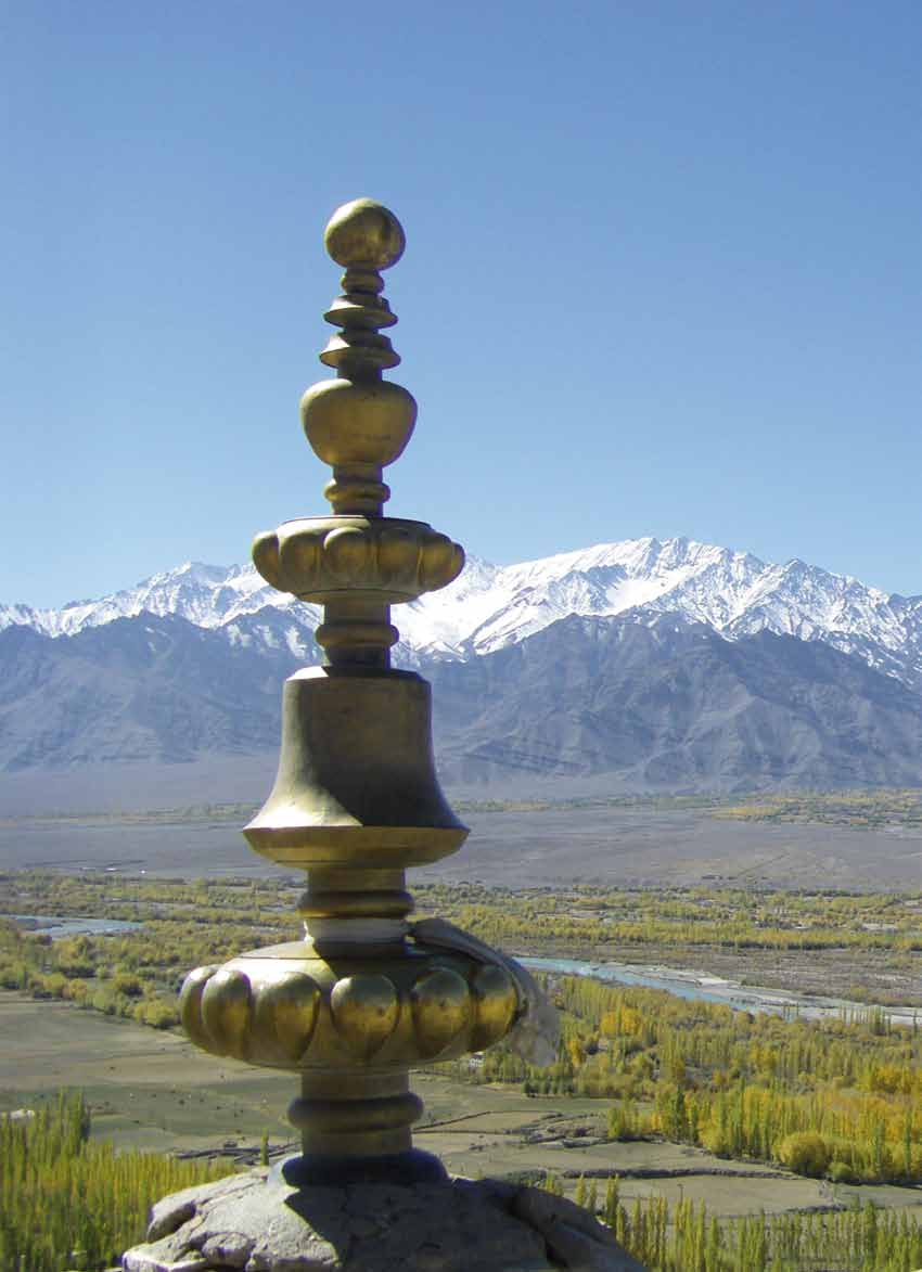 Ég és föld határán t r a n s z - h i m a l á j a t ú r a é s z a k - i n d i á b a n Ladakh, vagy más néven Kis-Tibet, a Himalája eddig turizmus által alig felfedezett vidéke.