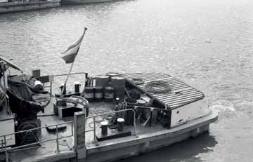 Gyakran előfordul, hogy nagyobb rakományok esetén nem minden bárkát tudnak a kikötő 18 hajóállásának valamelyikén elhelyezni, ekkor azok a nyílt Dunán horgonyozva várnak sorukra.