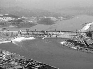 Energiahordozók Vízenergia Magyarország Észak-Magyarország területén a Bársonyos csatornán öt törpe vízerőmű üzemel. Mindegyik a század elején létesült, egy-egy 40 kw-os Francis-turbinával.