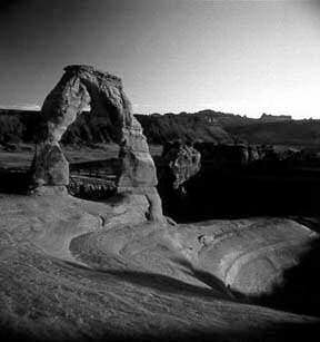 A sziklák repedésein beszivárgó víz megfagyva mállasztja, aprózza a kőzeteket. Ez különösen az USA, Utah állambeli földkapuk mutatják. 2010.11.26.