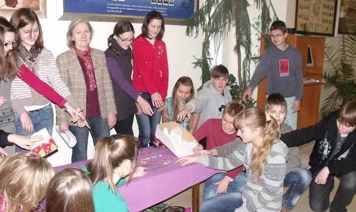 koszorúnál, amelyet szülői felajánlásból kapott az iskola. 12.