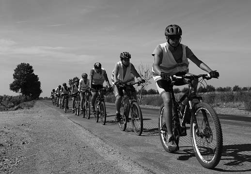 14 UNITÁRIUS KÖZLÖNY 2012/10 ban. A beavatás a lovaggá-ütés ceremóniáját utánozta: a munkácsi vár előtt, biciklipumpával a régiek biciklitúrásokká ütötték az újoncokat.