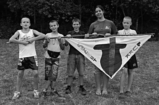 18 UNITÁRIUS KÖZLÖNY 2012/10 Vasárnapi iskolás gyermektábor Nagy Boglárka Augusztus 22., szerda. Végre eljött a várva várt nap! Reggel hangos gyerekzaj töltötte be Homoródszentmárton központját.