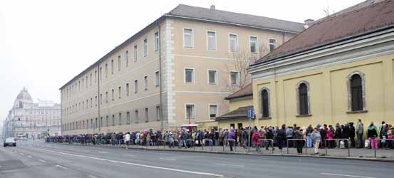 élnek, meleg étel helyet t tartós élelmiszereket tartalmazó csomagot tudunk felajánlani.