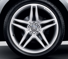 5 küllős AMG könnyűfém keréktárcsa, 265/45 R 20-as abroncsokkal, polírozott kivitel (extra, nem rendelhető az ML 63 AMG-hez, kód: 758).