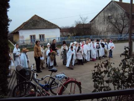 A karácsonyi ünnepkör azonban nemcsak decemberrel kezdődött el, hanem azt megelőzte a novemberben elkezdődő adventi időszak, illetve az e hónapra eső jeles napok, népszokások is.