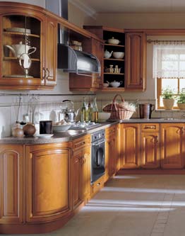 A szerény méretű, de részletekben sokoldalú konyha a kollekció gazdag szekrény kínálatát mutatja be.