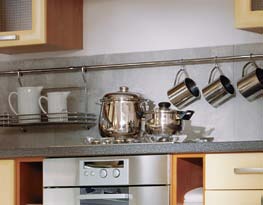 A konyha megtervezésekor vegye figyelembe a többi helyiség stílusát is, így könnyebb kiválasztania a konyhai kiegészítőket, például egy stílusos padot.