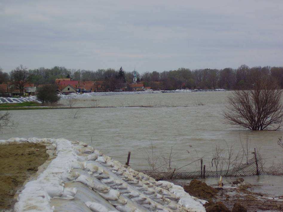 2-8. ábra: Árvízi védekezés: Vezseny Tisza folyó jobb part, 2006 Foto: Gönczöl István, KÖTI-KÖVIZIG 2-9.