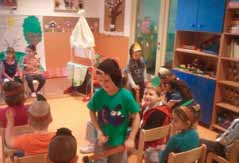 A színházi előadásra a kiscsoportosok saját készítésű jeggyel léphettek be, és foglalhatták el helyüket.
