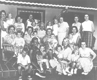 5. Anyák gyermekeikkel a Baby-boom idején (1950-es évek) Sajátos paradoxon, hogy a gyermeknevelés hétköznapi teendői az ötvenes években még mindig elsősorban a családanyákra hárultak, az apák inkább
