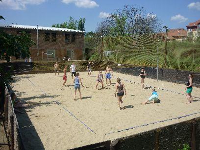 Zöld Sziget Budakalászi Cserkészház Sportolási lehetőségek: - Strandröplabda: (16x32 méteres pálya, 40 cm homokkal