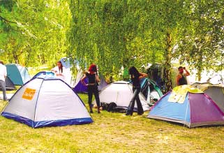 emblematikus szerzeményeibõl hangzik el hétórás válogatás.