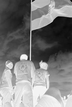 F 54 Fiatalok Oázisa Fiatalok Oázisa 55 F apró emléktárgyak újonnan megismert fiataloktól egy zászló, ami védelmet nyújt a viharban a virrasztás alatt a pápa elismerő szavai, amivel kifejezi, hogy