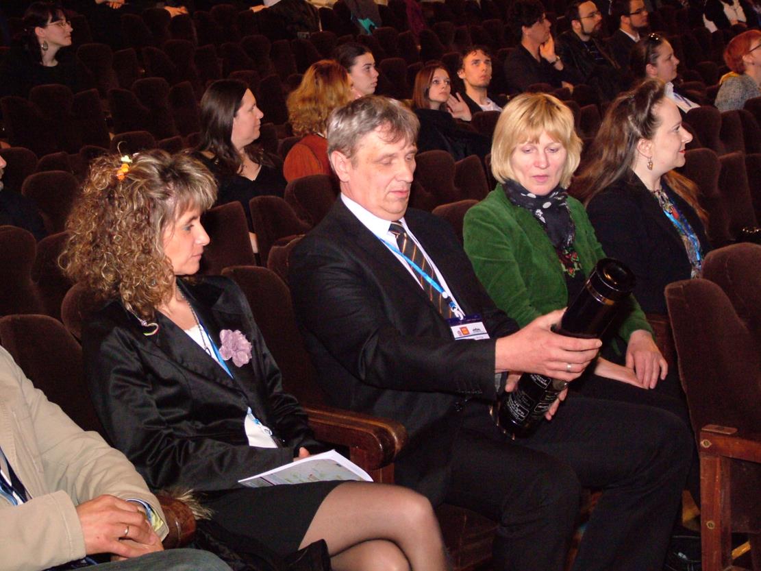 jog szimbólumát Dr. Kelemen Judit, a Comenius Kar dékánja adta át Dr. Szabó Péternek, a Nyugat-magyarországi Egyetem Apáczai Csere János Kar dékánjának. A XXXII.