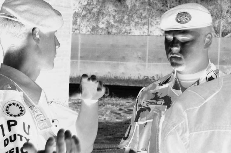 3.7. Elé ge dett ség mis szi ós be osz tás sal 68. kép. A kölcsönös kommunikációs és együttműködési hajlandóság a kulcsa mindennek 69. kép. Dr. Boldizsár Gábor ezredes, az ISAF HUN PRT 8.