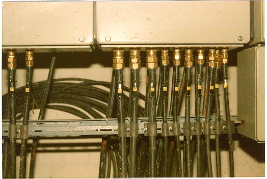 A kábel rögzítése II csoportú, helyhezkötött gyártmányoknál a kábelbevezető részét képező tömítőgyűrűvel és kábelbevezetőtől függetlenül, a gyártmány közelében felszerelt, önálló rögzítőszerkezettel.