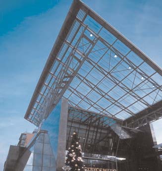Ezek attraktivitása hozzájárul a város vonzerejének fokozásához. 4 West End kívülrôl Ahogy a történet elkezdôdött. Gottied Duttweiler mozgó ABC-jével Zürich elôvárosában.