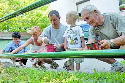 Az idõjárás nem engedte, hogy másnap befejezzék a park csinosítását, de azonnal kitûztek egy új napot, június 6-át, hétfõt, hogy a maradék játékokat, padot lefessék.