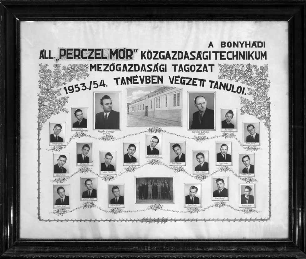 17 1953/54. tanév, IV. A Diákok soronként: 1. sor: Somogyi György, Lukács Jenõ, Ács József, Grósz József; 2.