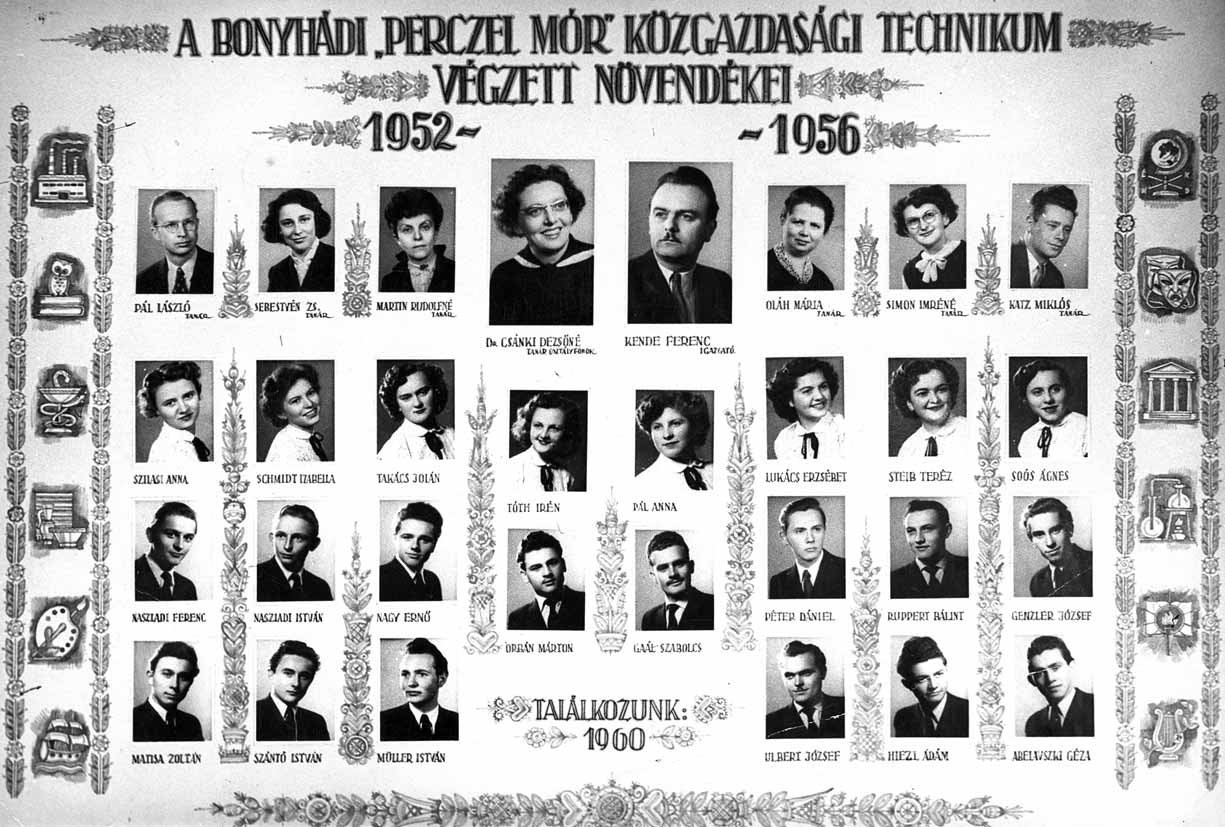 21 1955/56. tanév Diákok soronként: 1. sor: Szilasi Anna, Schmidt Izabella, Takács Jolán, Tóth Irén, Pál Anna, Lukács Erzsébet, Steib Teréz, Soós Ágnes; 2.