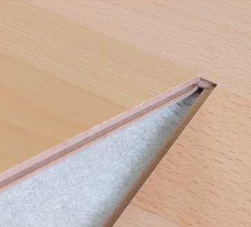 Faenyvvel történő burkolás Csak hornyokkal és eresztékekkel kösse össze a paneleket, a padlóhoz ne rögzítse őket. Először száraz burkolással rakjon le 3-4 sort.