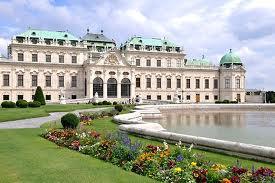 Európa legszebb barokk kastélyainak egyike a Felső-Belvedere, márványtermében írták alá a győztes hatalmak képviselői 1955-ben az osztrák államszerződést.